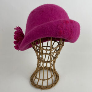 Cloche rose framboise en feutre de laine mérinos feutré à la main.