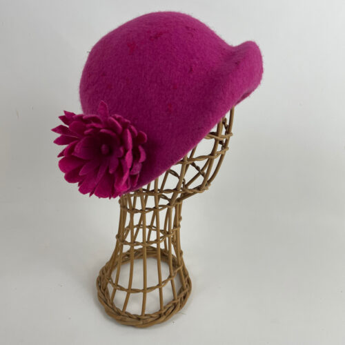 Cloche rose framboise en feutre de laine mérinos feutré à la main.