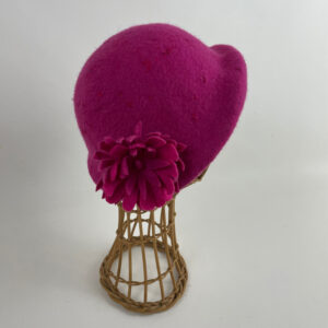 Cloche rose framboise en feutre de laine mérinos feutré à la main.