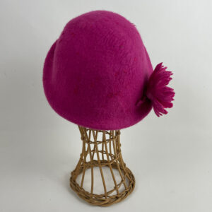 Cloche rose framboise en feutre de laine mérinos feutré à la main.