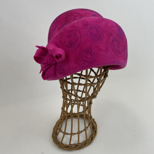 Bonnet en feutre taupé rose fushia et spirales peintes à la main