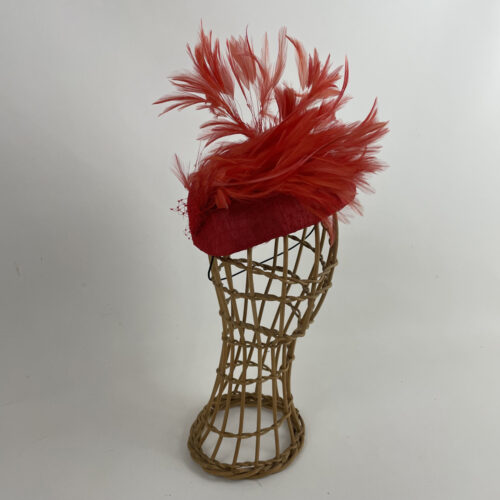 Bijou de tete en sisal rouge doublé de coton imprimé et garni de plumets de coq et oie coordonné