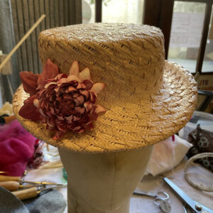 Canotier en paille garni d'une fleur en tissu montée à la main