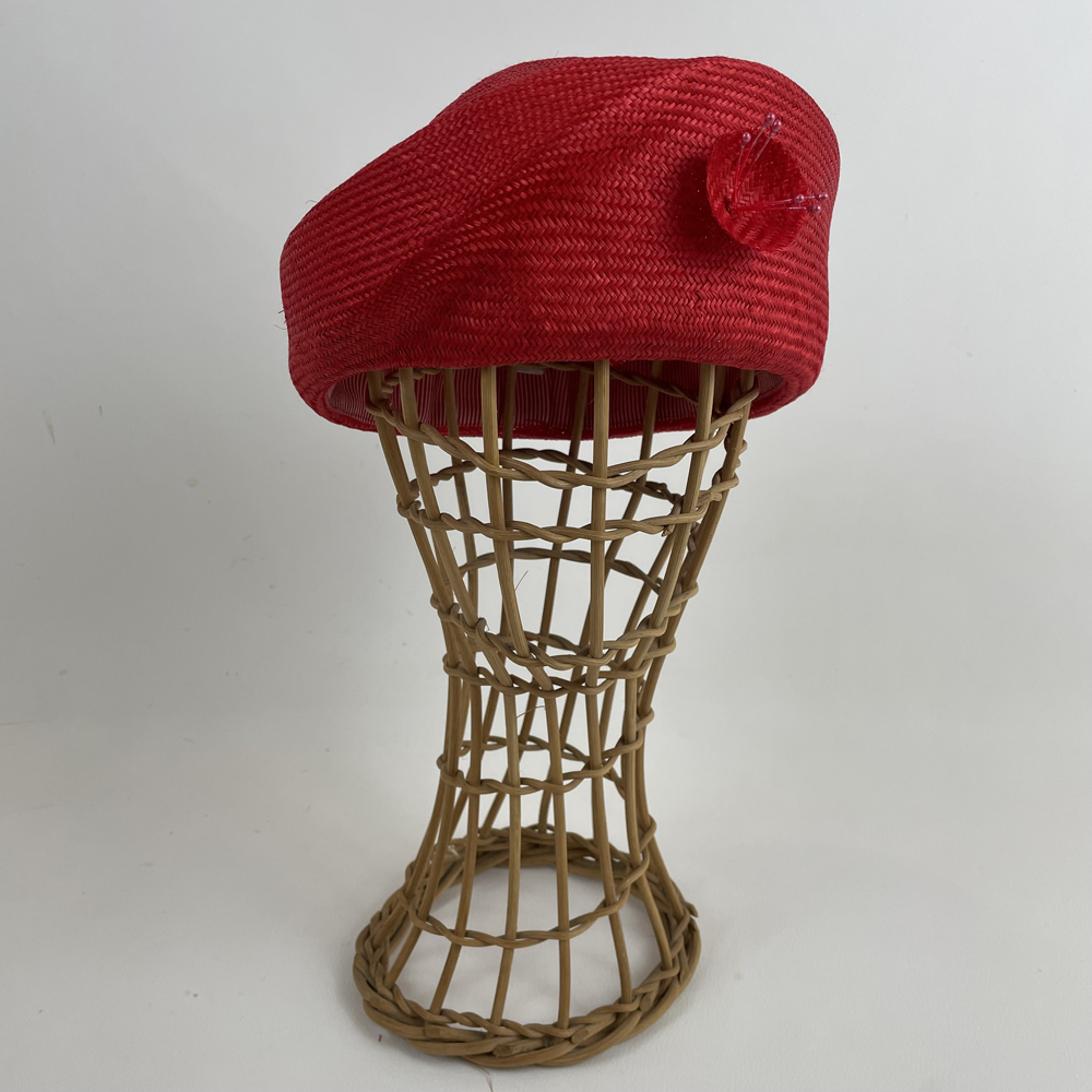 Toque asymétrique en parasisal rouge