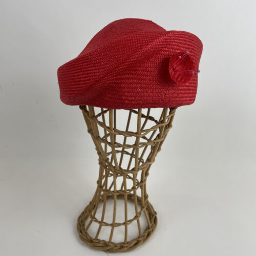 Toque asymétrique en parasisal rouge