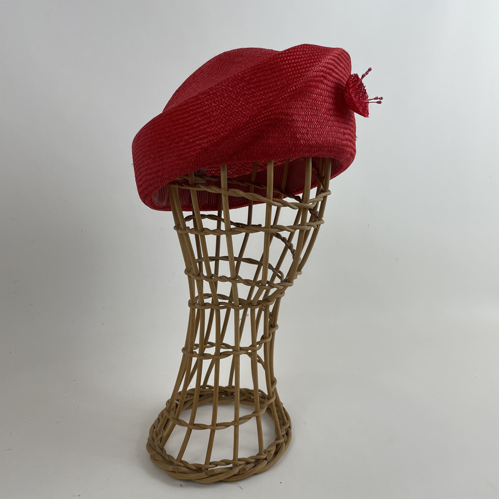 Toque asymétrique en parasisal rouge