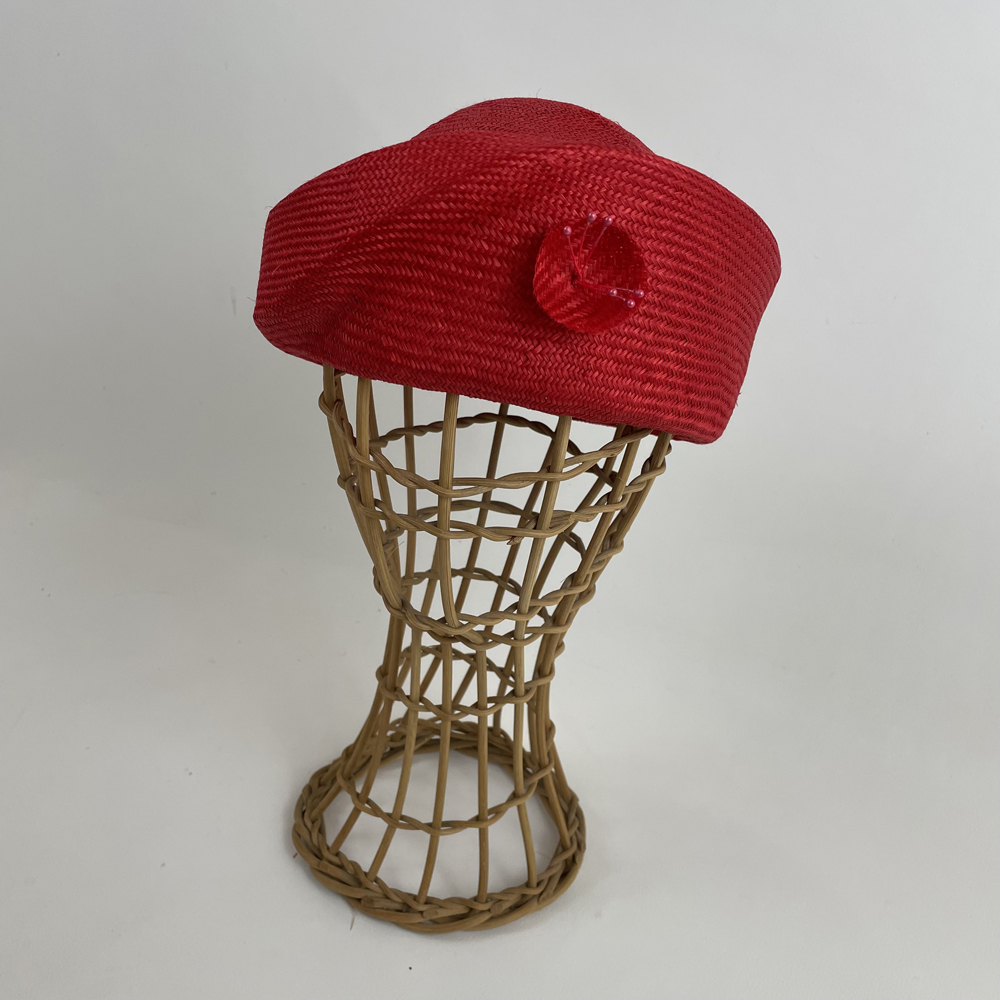 Toque asymétrique en parasisal rouge