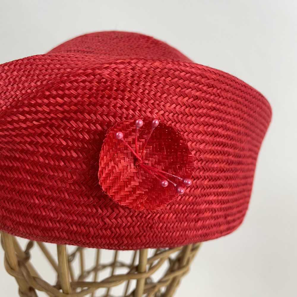 Toque asymétrique en parasisal rouge