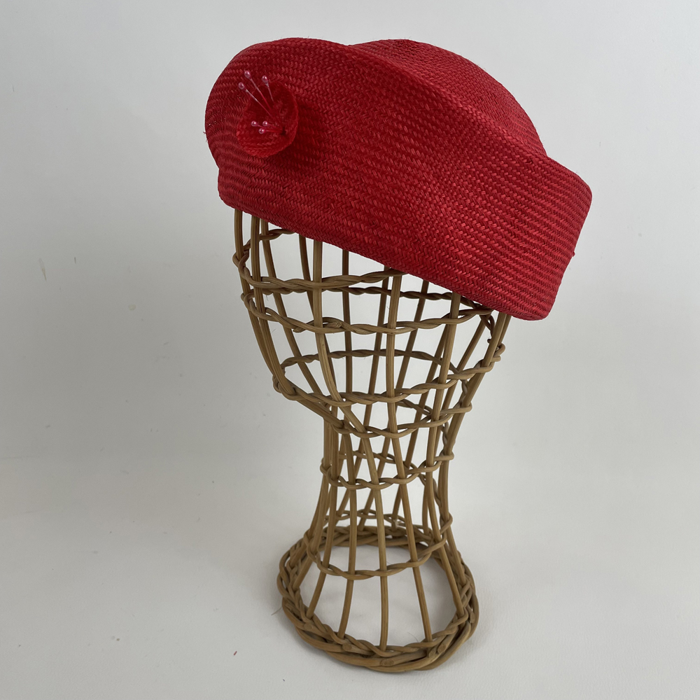 Toque asymétrique en parasisal rouge