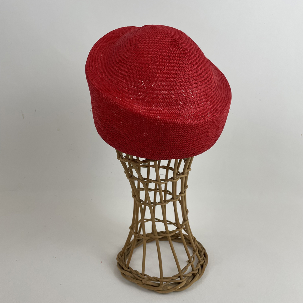 Toque asymétrique en parasisal rouge