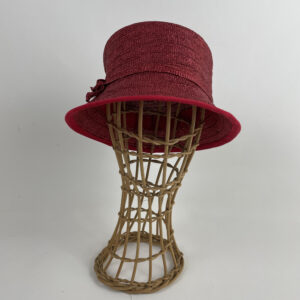 Chapeau cloche en paille rouge