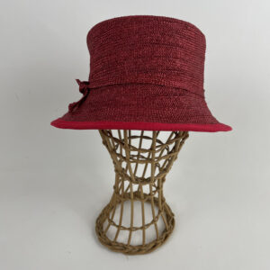 Chapeau cloche en paille rouge