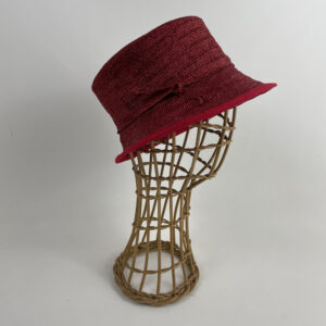 Chapeau cloche en paille rouge