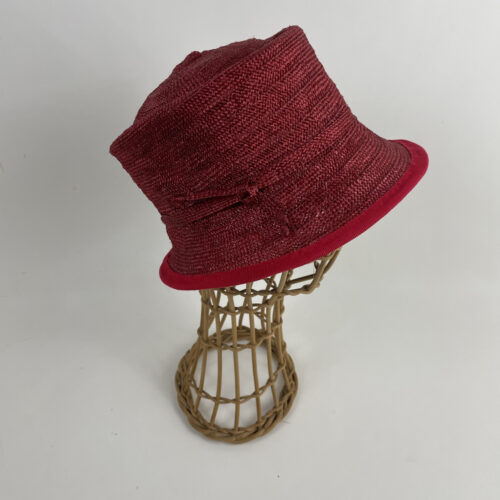 Chapeau cloche en paille rouge