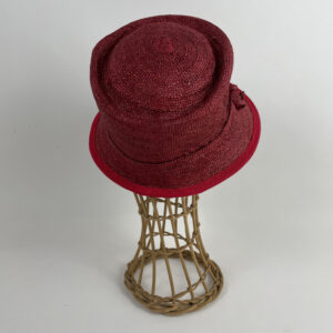 Chapeau cloche en paille rouge