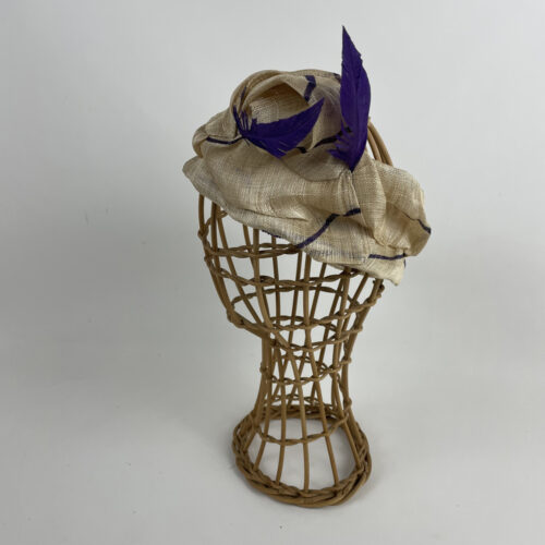 Bandeau en fibre d'abaca beige imprimé violet, garni de plumes violettes