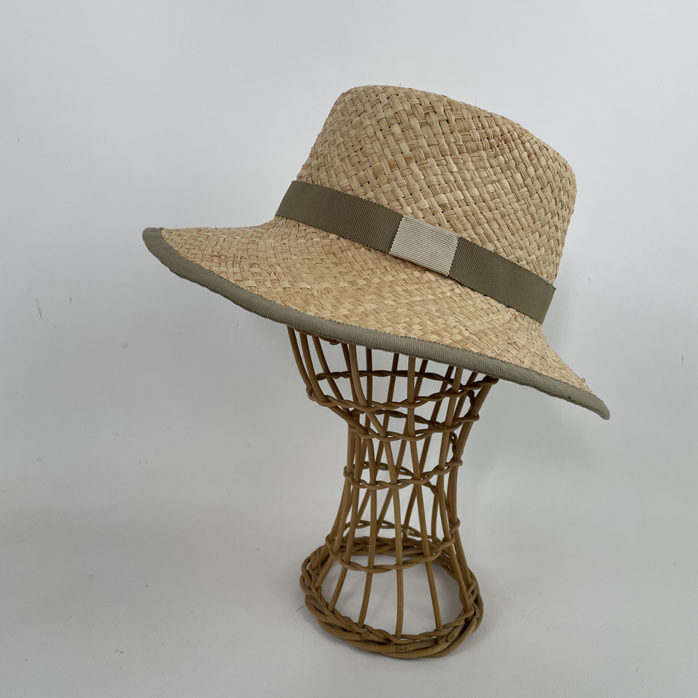 Chapeau en rafia garni d'un gros grain kaki