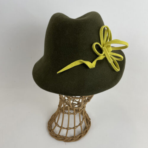 Chapeau en feutre de lapin vert kaki garni d'une boucle de feutre jaune