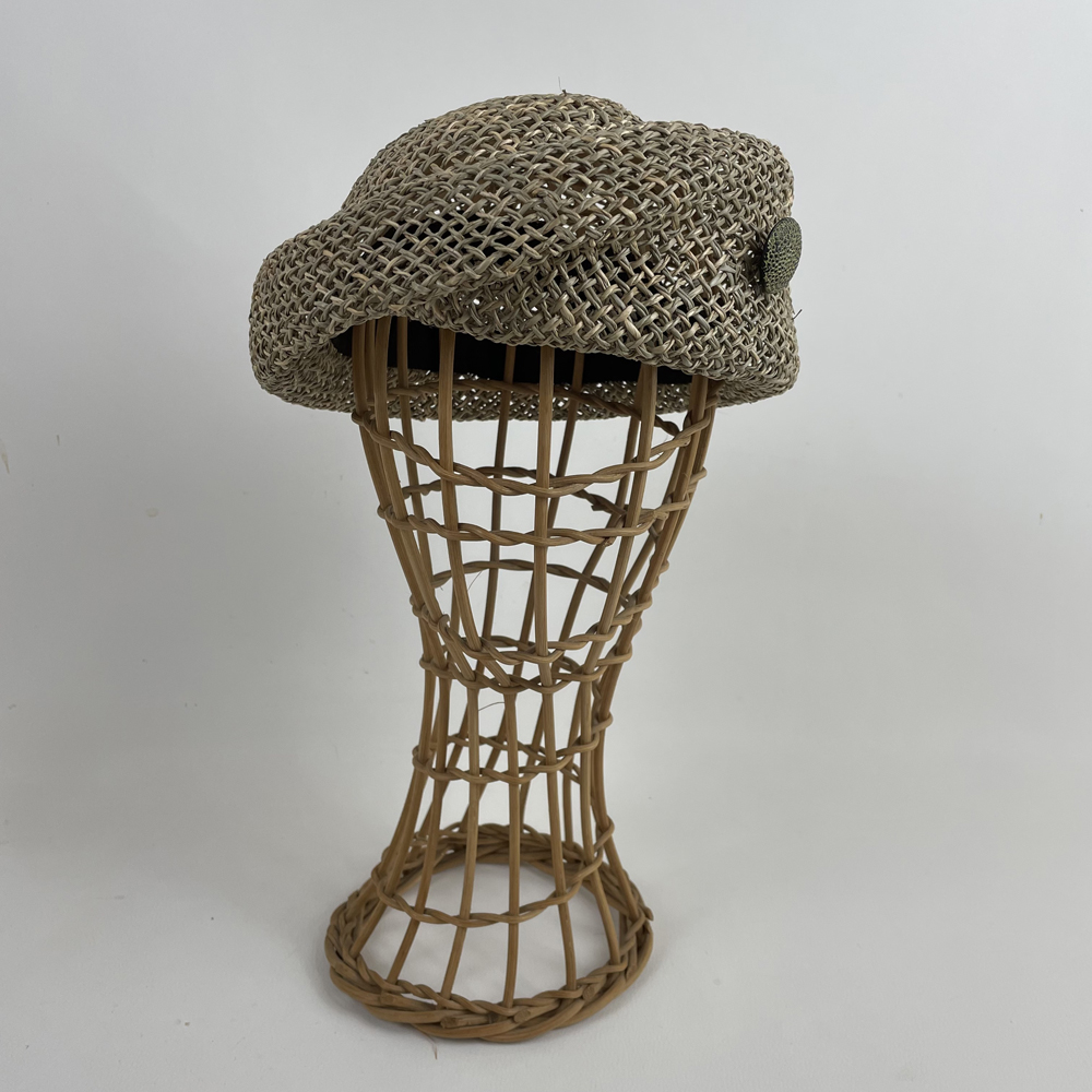 Toque assymétrique en paille de jonc