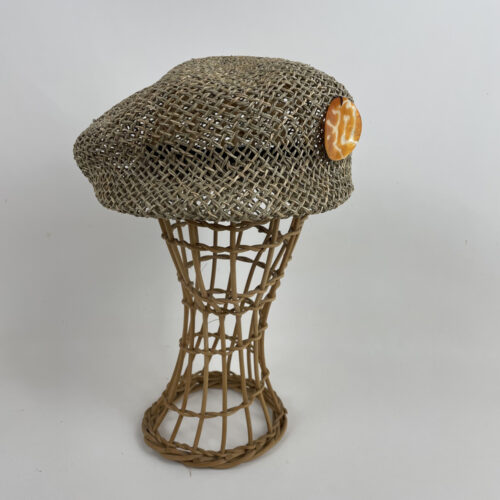 Casquette gavroche en paille de jonc garni d'une nacre orange