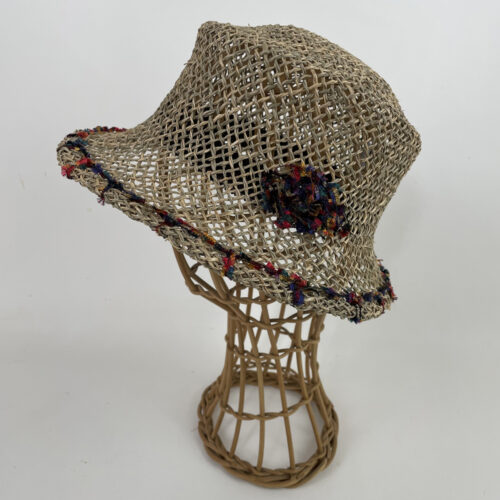 Chapeau cloche en paille de jonc garni d'un fil drapeau multicolore