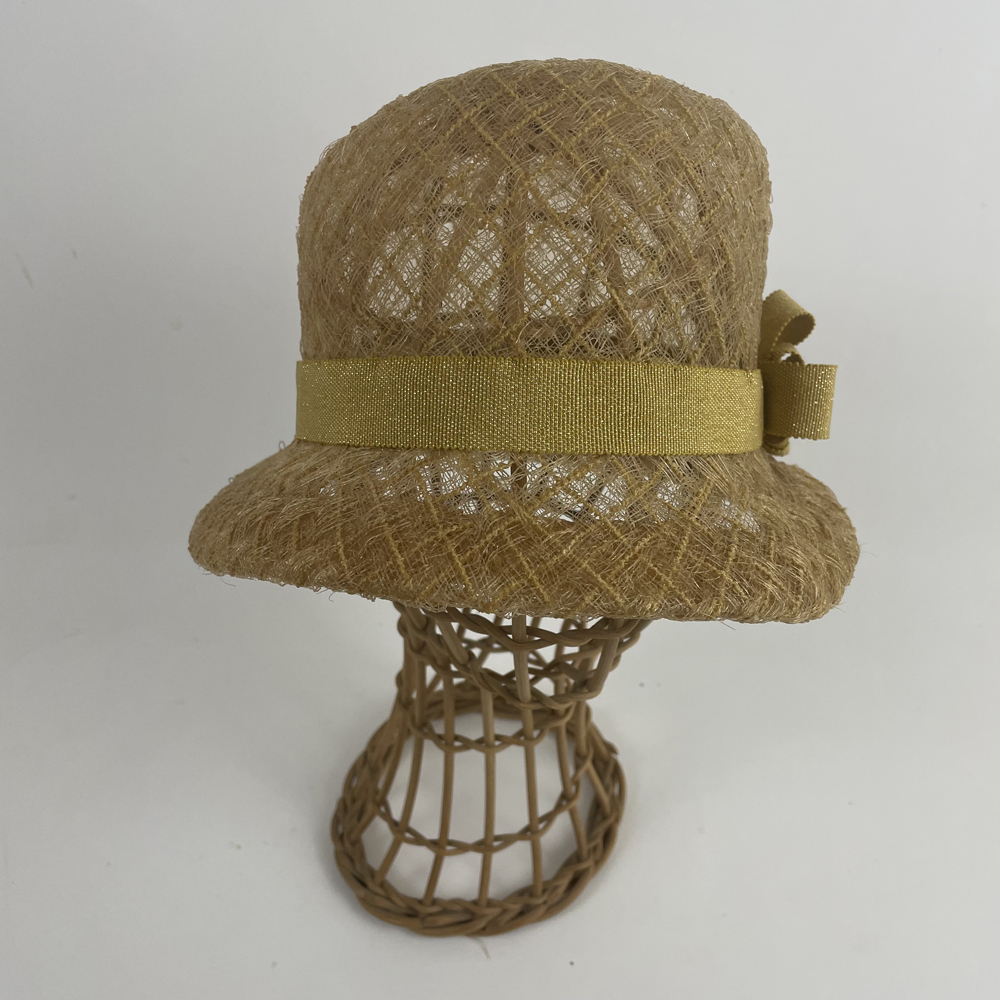 Chapeau cloche en crin doré