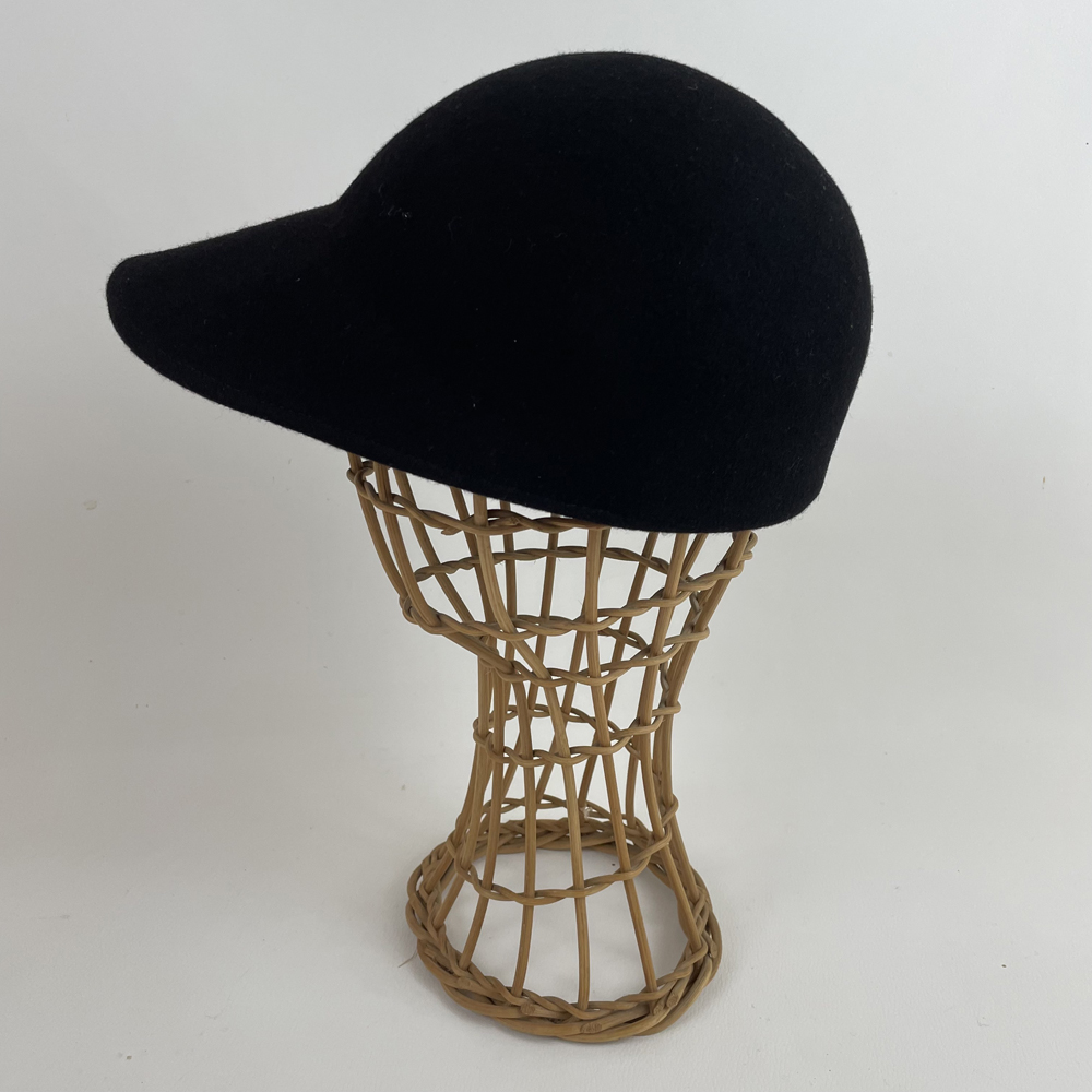 Casquette en feutre de laine bicolore noir et bordeaux