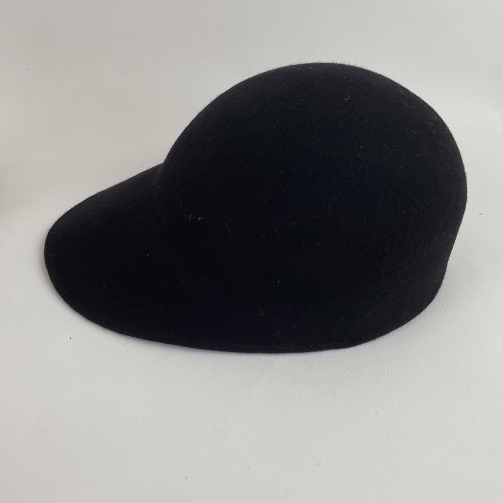 Casquette en feutre de laine bicolore noir et bordeaux
