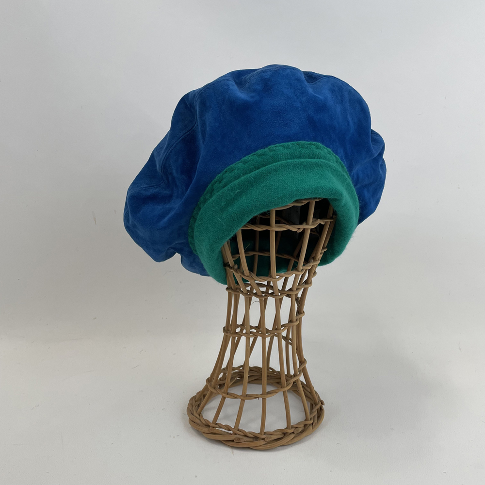 Béret en cuir d'agneau doublé de soie et ré-haussé d'angora