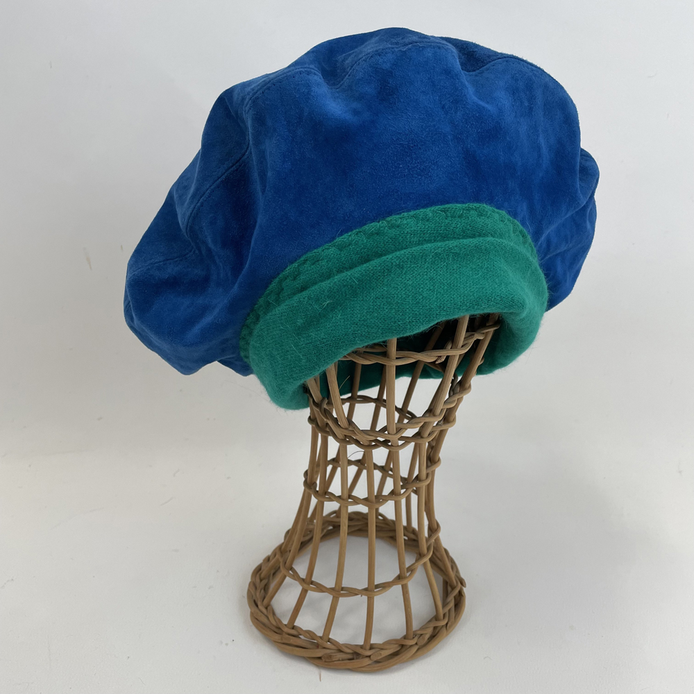 Béret en cuir d'agneau doublé de soie et ré-haussé d'angora