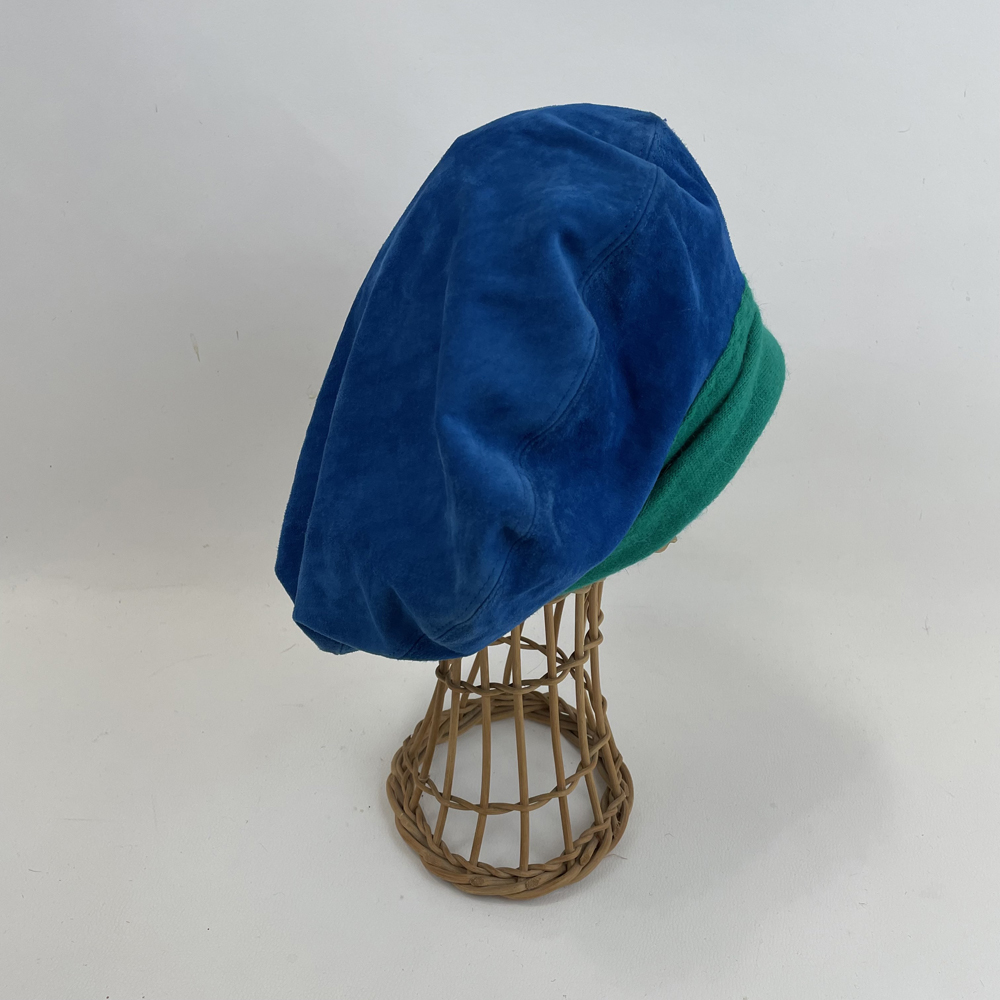 Béret en cuir d'agneau doublé de soie et ré-haussé d'angora