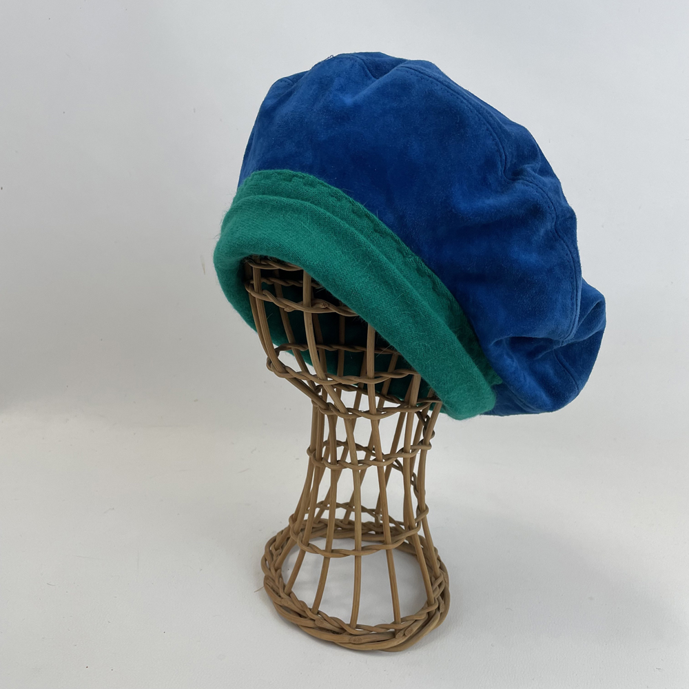 Béret en cuir d'agneau doublé de soie et ré-haussé d'angora