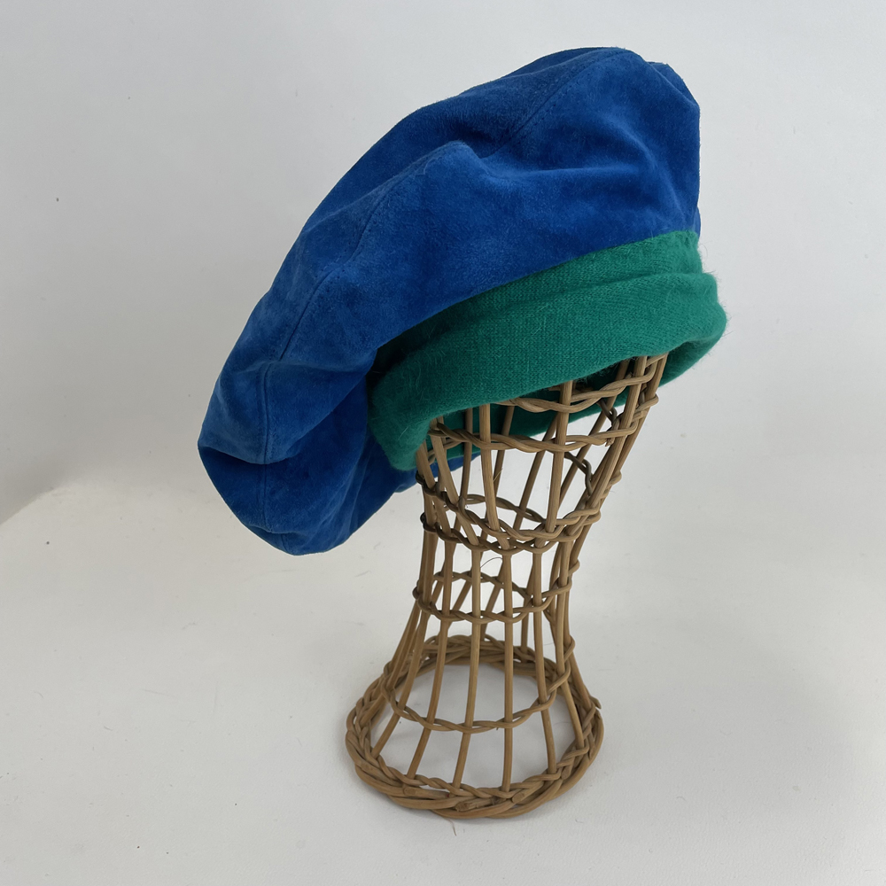 Béret en cuir d'agneau doublé de soie et ré-haussé d'angora