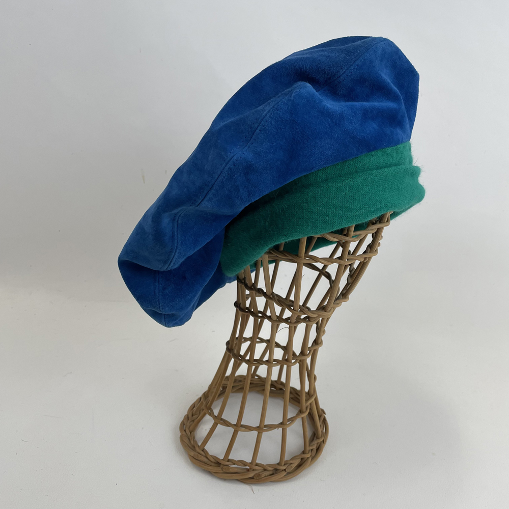 Béret en cuir d'agneau doublé de soie et ré-haussé d'angora