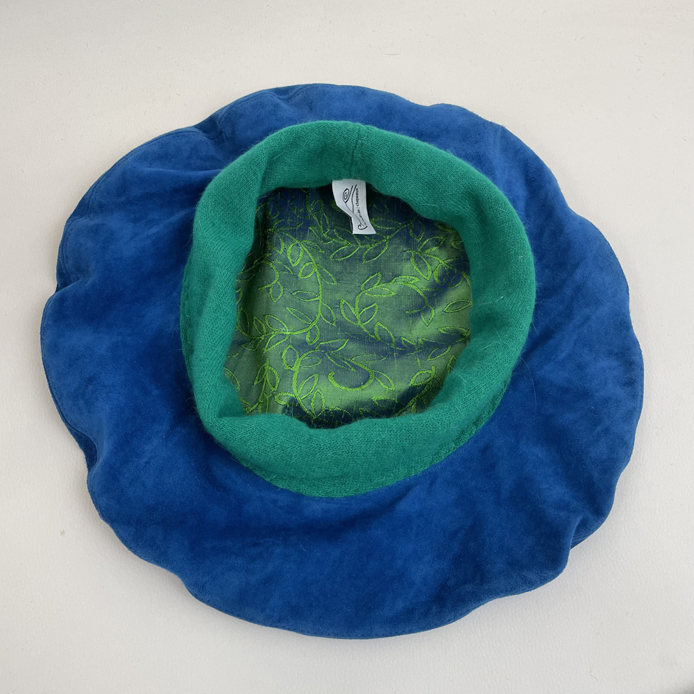 Béret en cuir d'agneau doublé de soie et ré-haussé d'angora