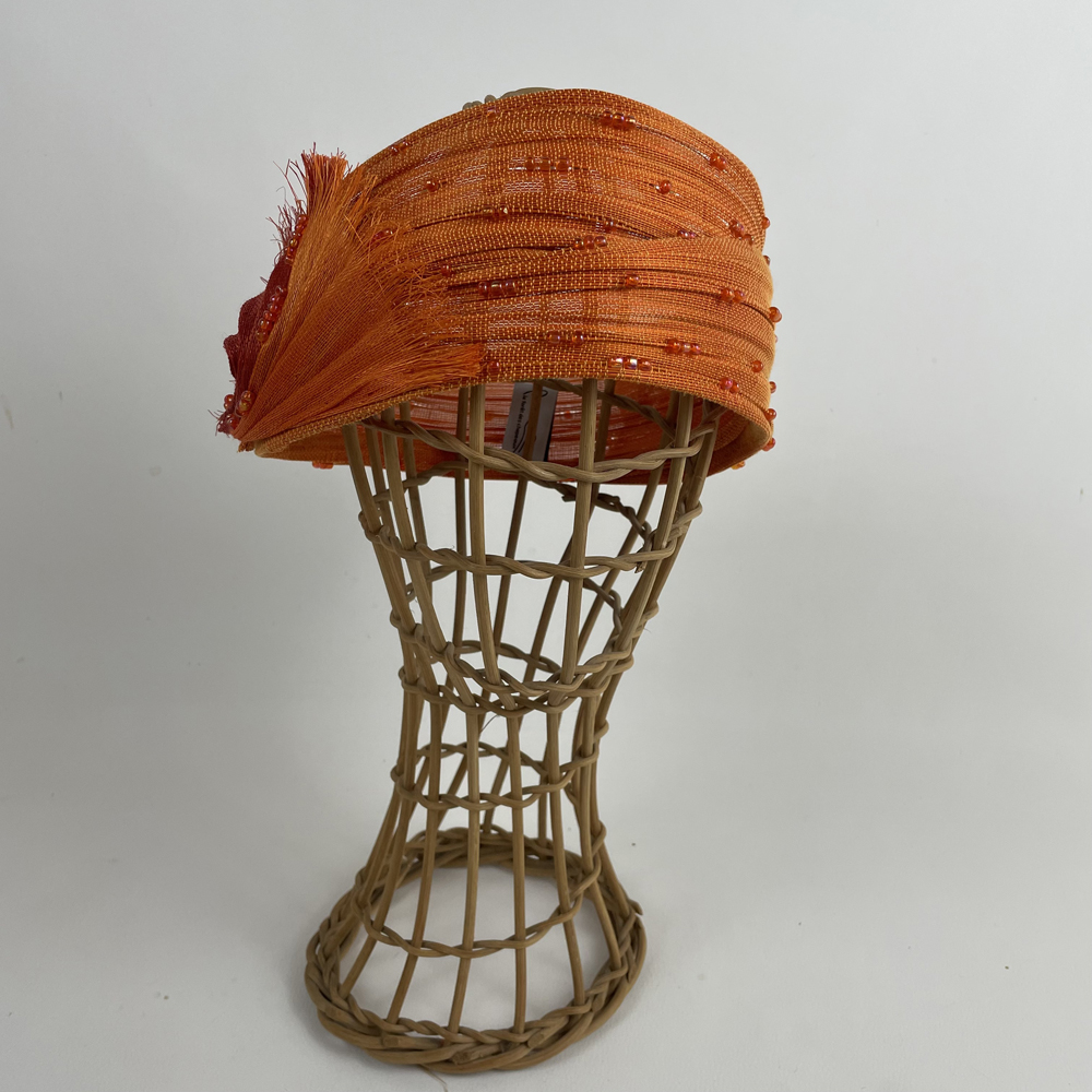 Bandeau orange en fibre de buntal, perlé