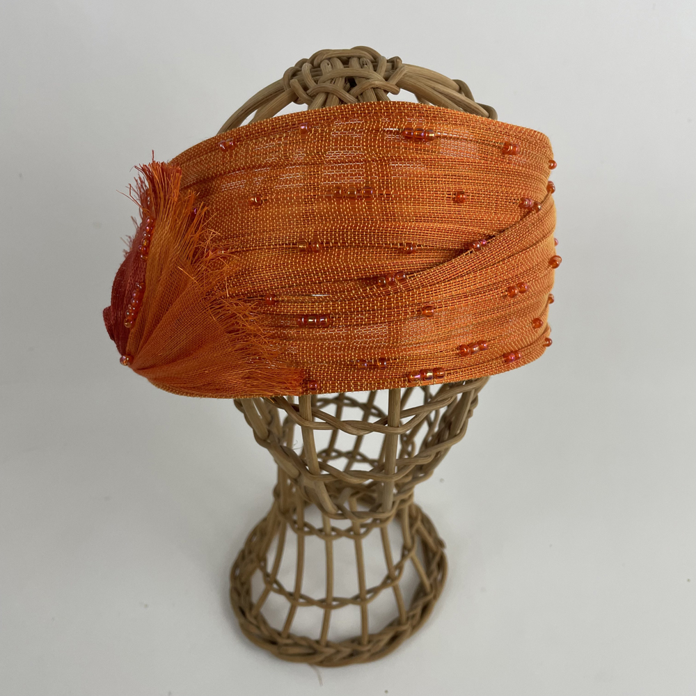 Bandeau orange en fibre de buntal, perlé