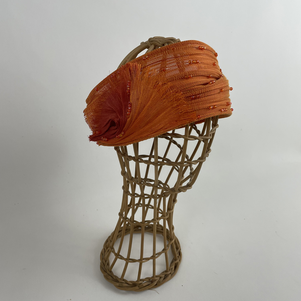 Bandeau orange en fibre de buntal, perlé