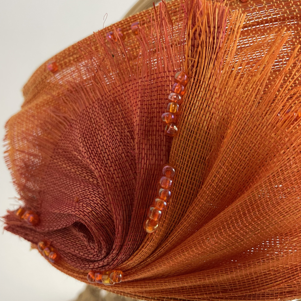 Bandeau orange en fibre de buntal, perlé