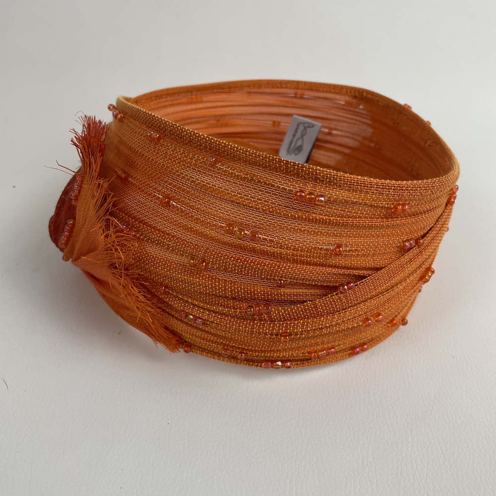 Bandeau orange en fibre de buntal, perlé