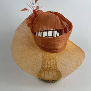 Capeline en fibre de banane et sisal orange