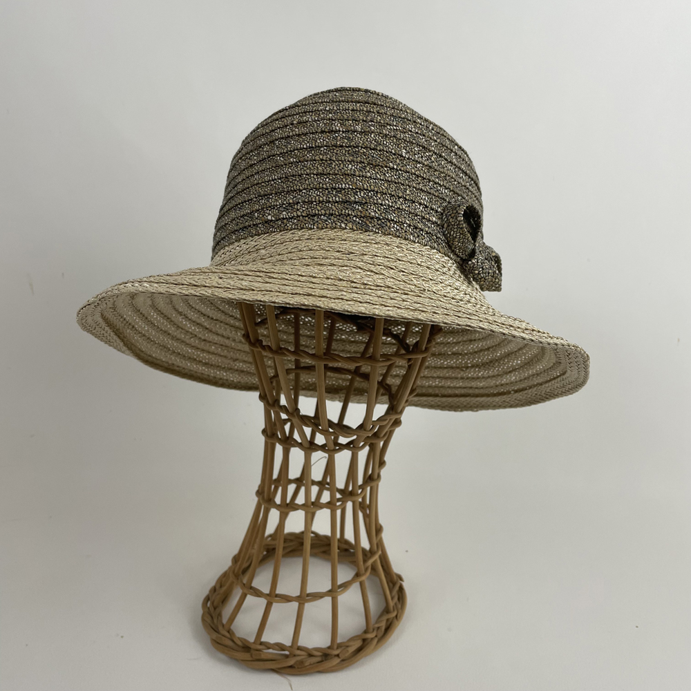 Chapeau en raphia ligaturé