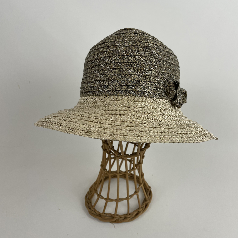 Chapeau en raphia ligaturé