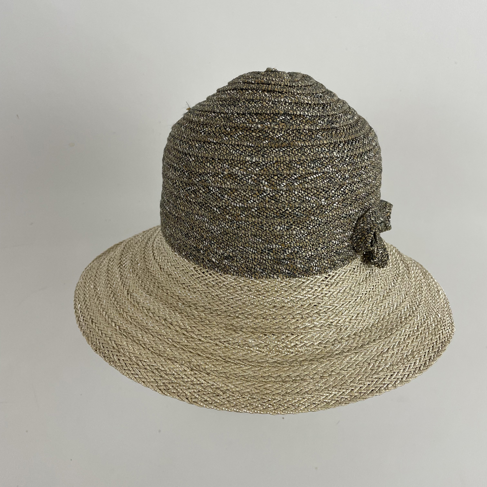 Chapeau en raphia ligaturé