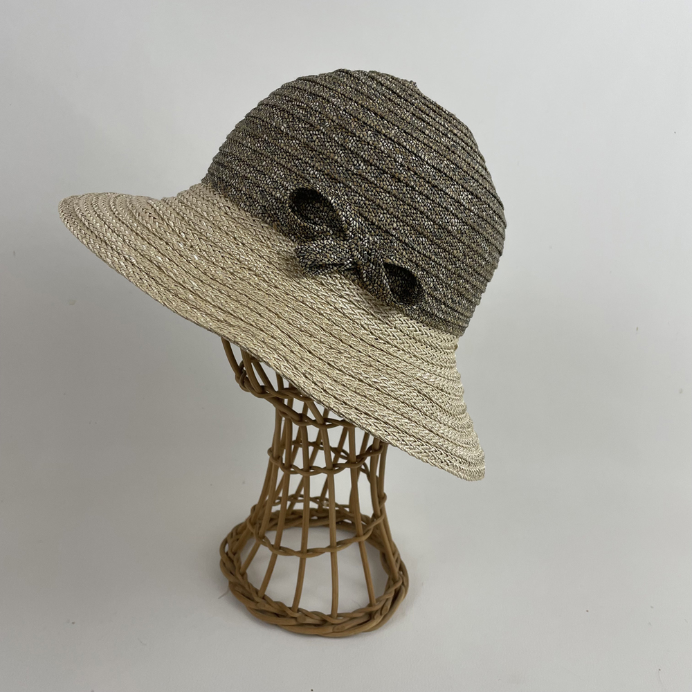 Chapeau en raphia ligaturé