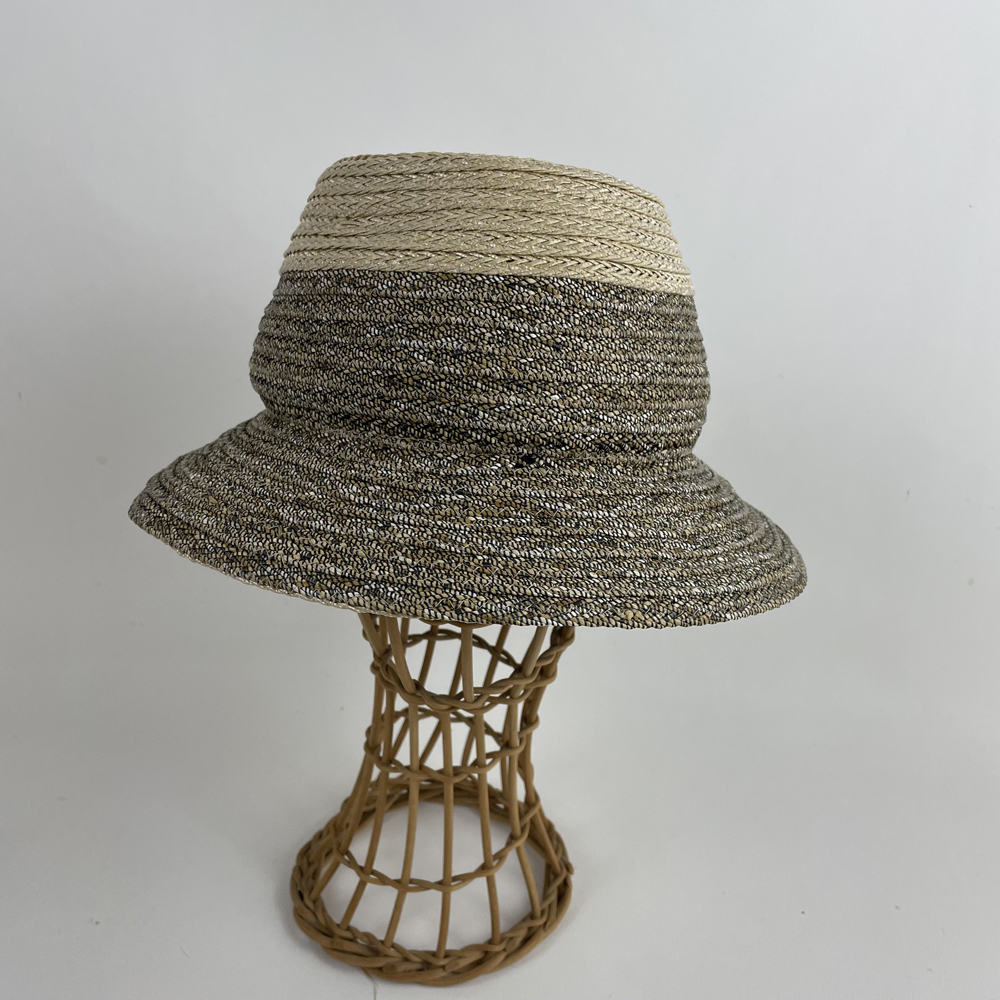 Chapeau en raphia ligaturé bicolore