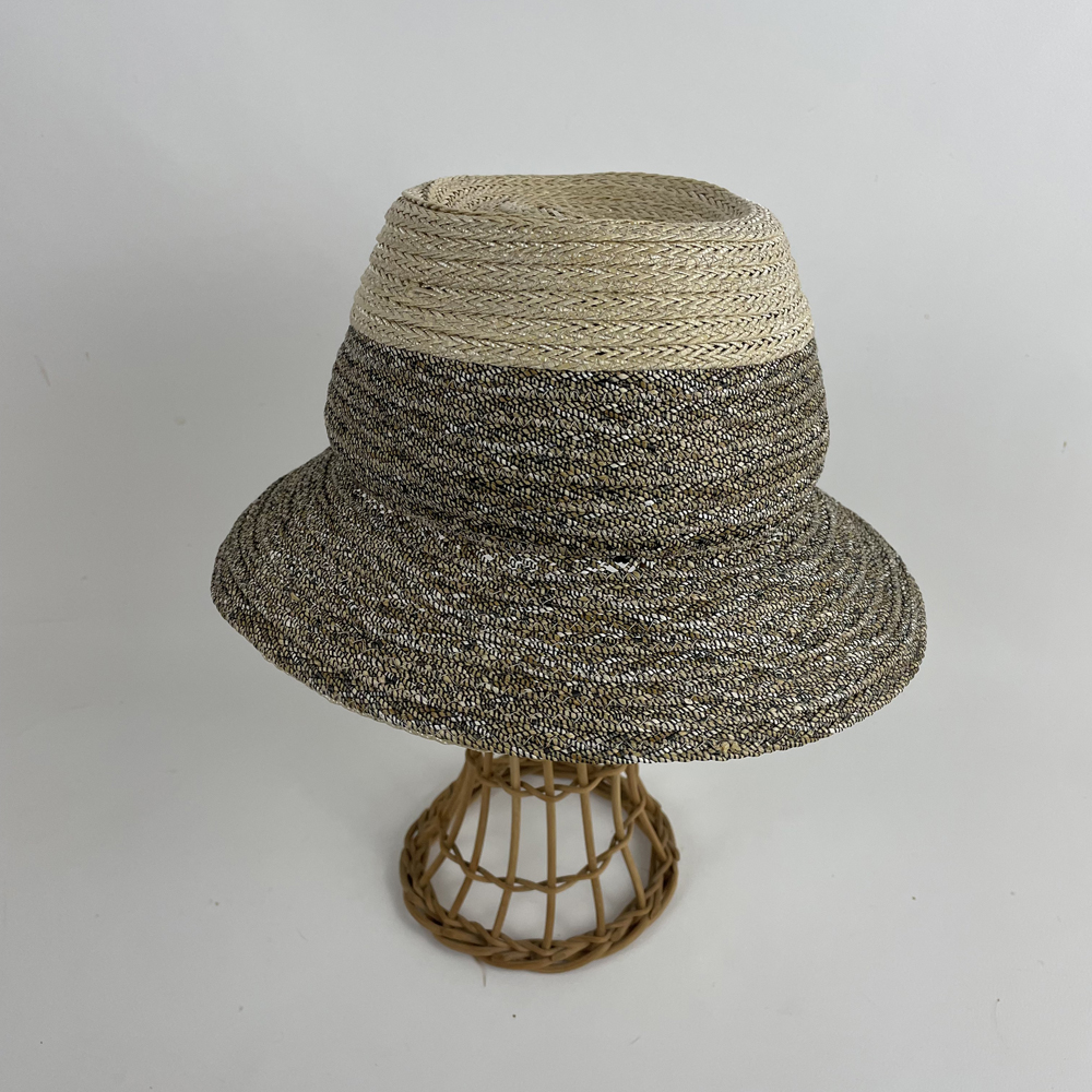 Chapeau en raphia ligaturé bicolore