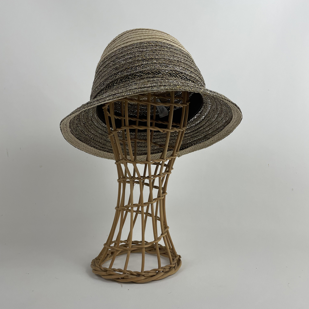 Chapeau en raphia ligaturé bicolore