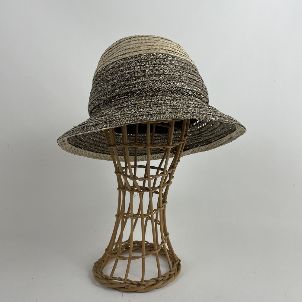 Chapeau en raphia ligaturé bicolore