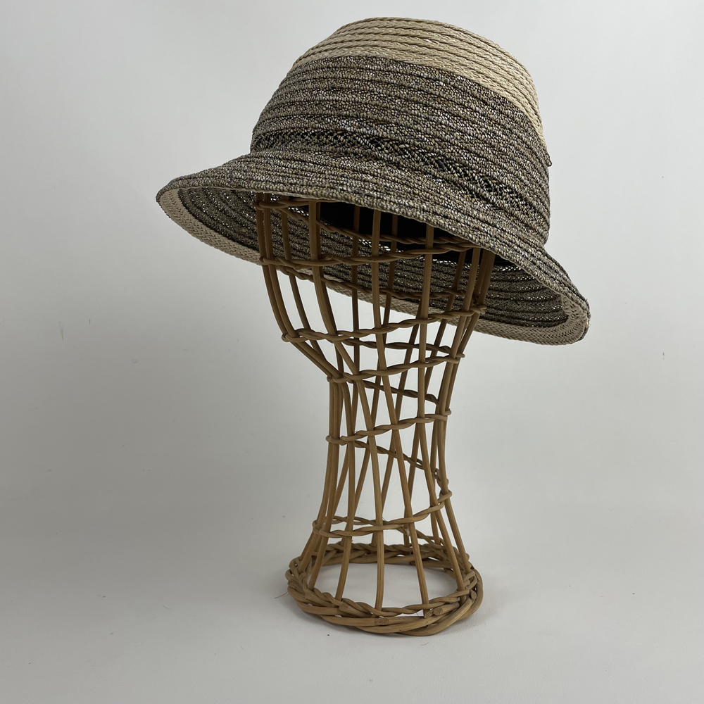 Chapeau en raphia ligaturé bicolore